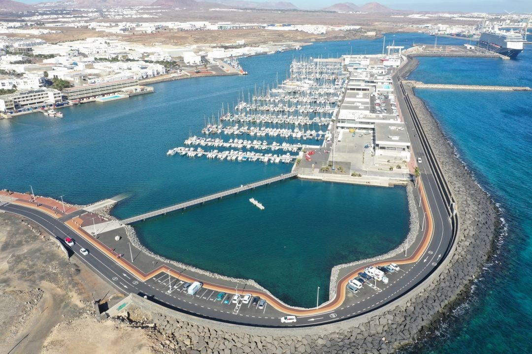 Muelle de cruceros de Arrecife junto al puerto deportivo Marina Lanzarote.