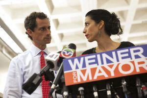 Anthony Weiner junto con su ex esposa Uma Abedin cuando el congresista se lanzaba de candidato para la Alcaldia de Nueva York