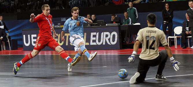 El ala de la selección española Adrián Alonso Pereira, "Pola" dispara a puerta ante el portero de la selección rusa Gustavo Lobo Paradela