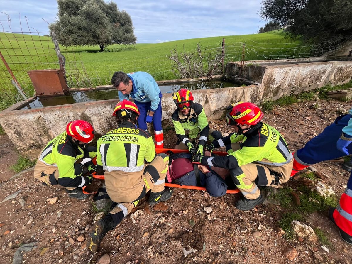 Bomberos de la Diputación de Córdoba rescatan a dos personas en Palma del Río