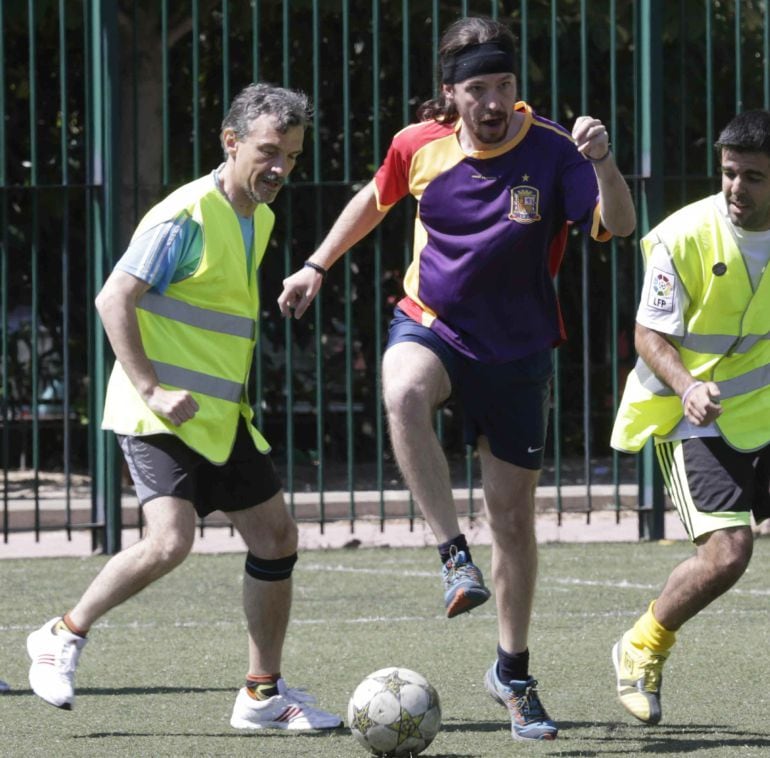 Pablo Iglesias jugando al fútbol durante la jornada de reflexión.