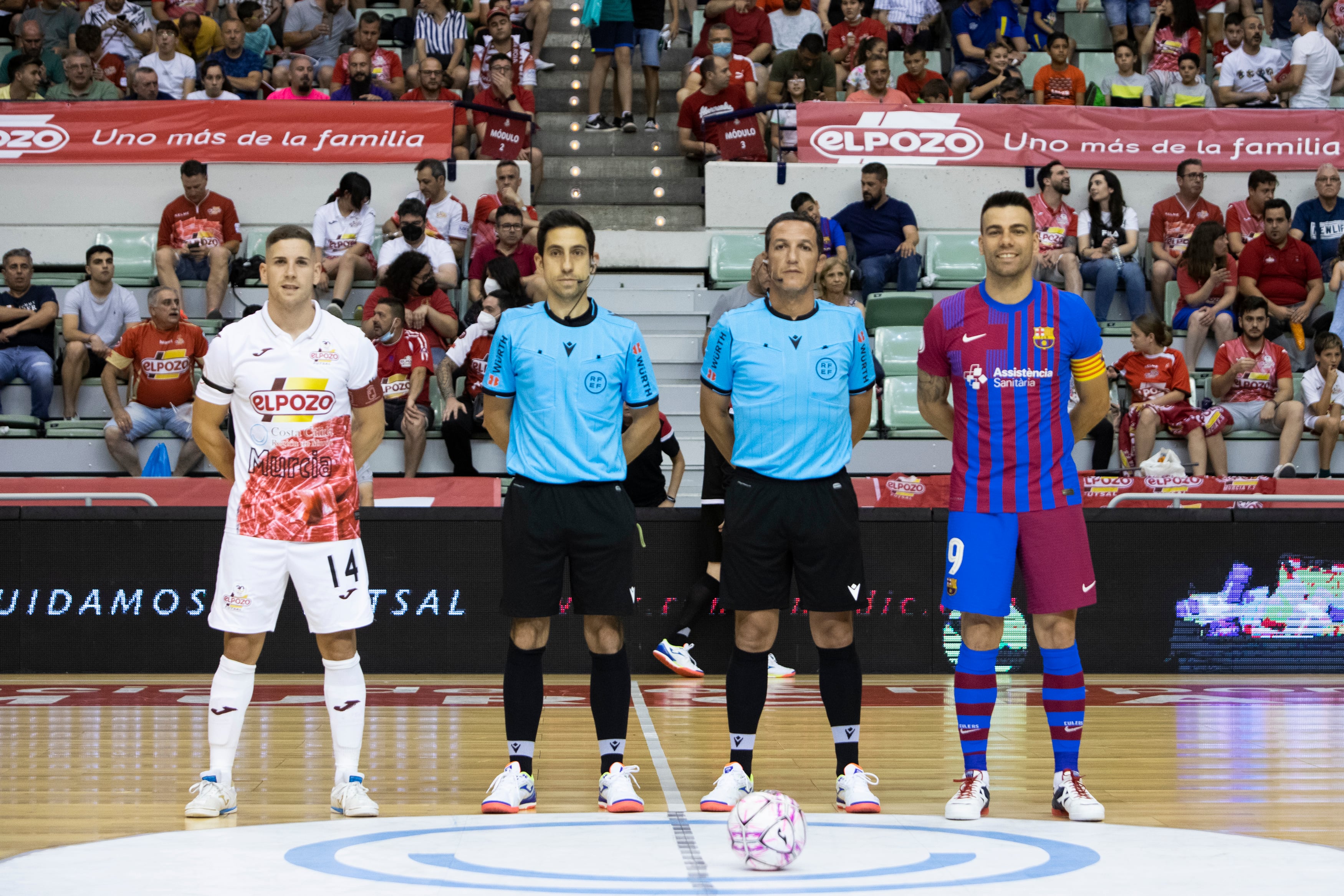 Fernan Aguilera con los colegiados y Sergio Lozano en el partido de ida entre ElPozo y el Barça