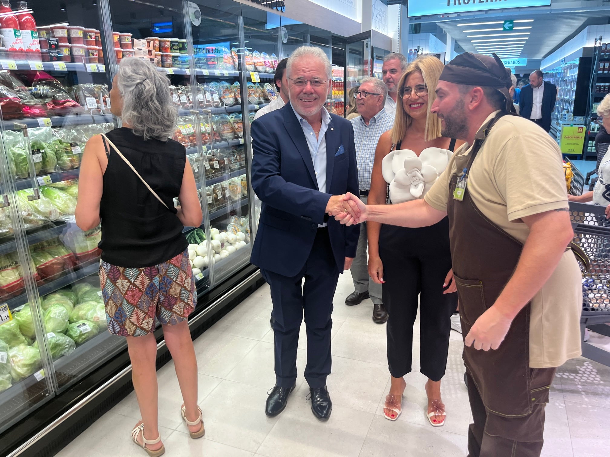 El director general de Family Cash, José Canet, y la alcaldesa de Petrer, Irene Navarro, durante la inauguración del nuevo Family Cash en Petrer