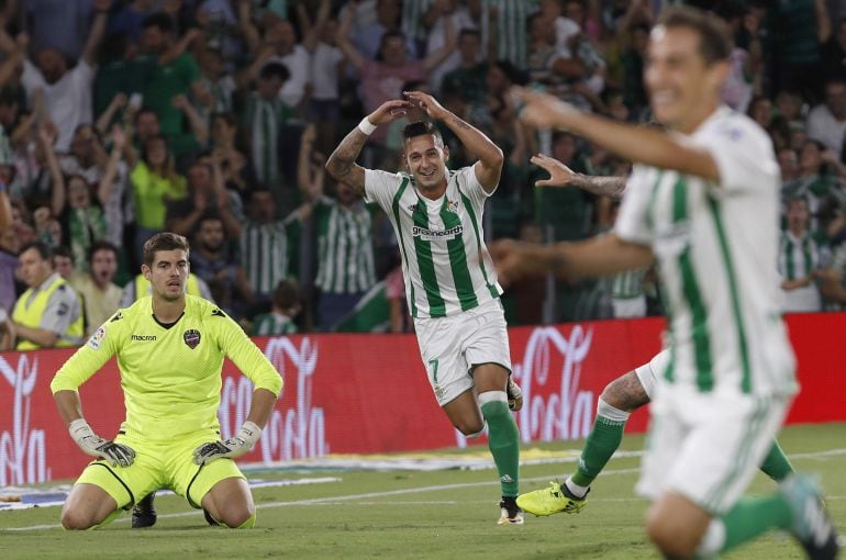 Sergio León celebra el tercer gol bético