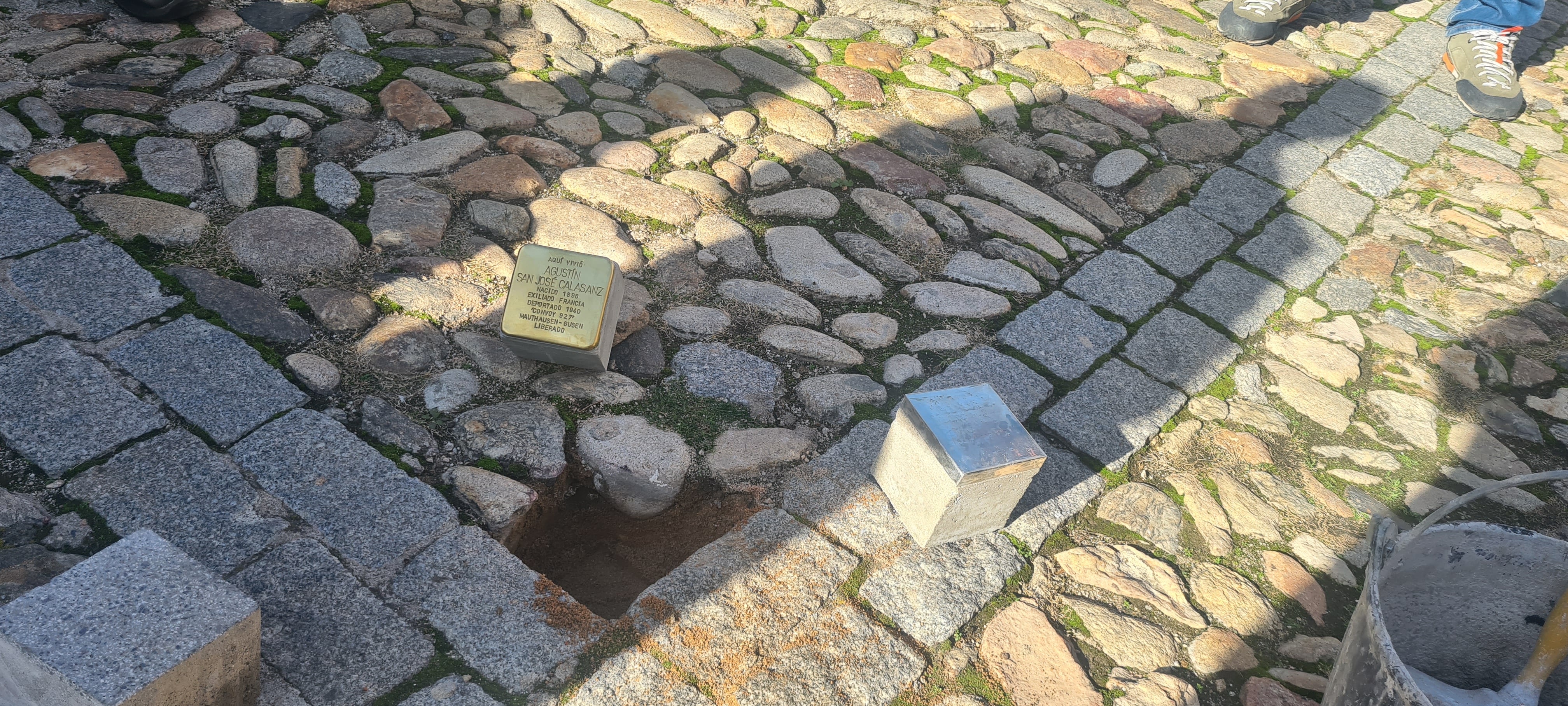 El stolperstein de la Plaza de Avedaño de Segovia se suma a los más de 75.000 repartidos entre más 20 países