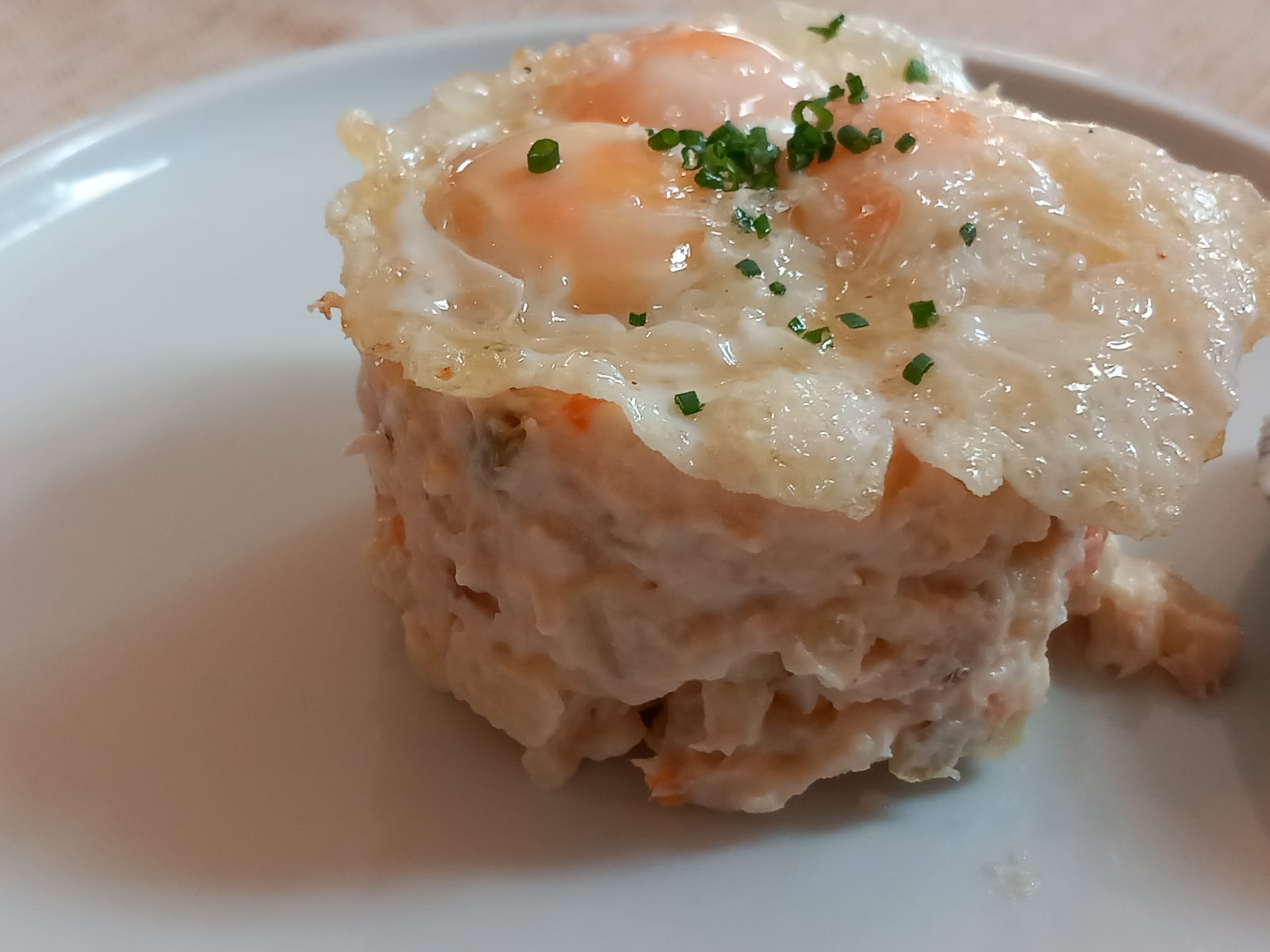 Ensaladilla rusa con huevos fritos de codorniz