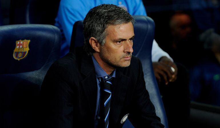 Mourinho, en el banquillo del Camp NOu