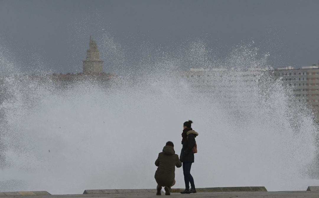 Olas en A Coruña, en una fotografía de ayer viernes.