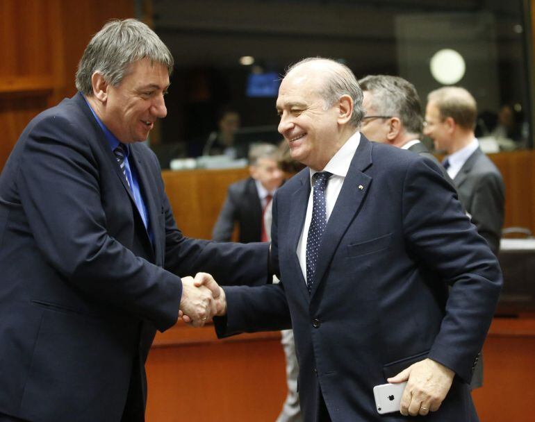 BR04 BRUSELAS (BÉLGICA) 12/03/2015.- El ministro español de Interior, Jorge Fernández Díaz (dcha), saluda a su homólogo belga, Jan Jambon (izq), antes del inicio de la reunión del Consejo de Ministros de Interior de la Unión Europea en Bruselas (Bélgica) 