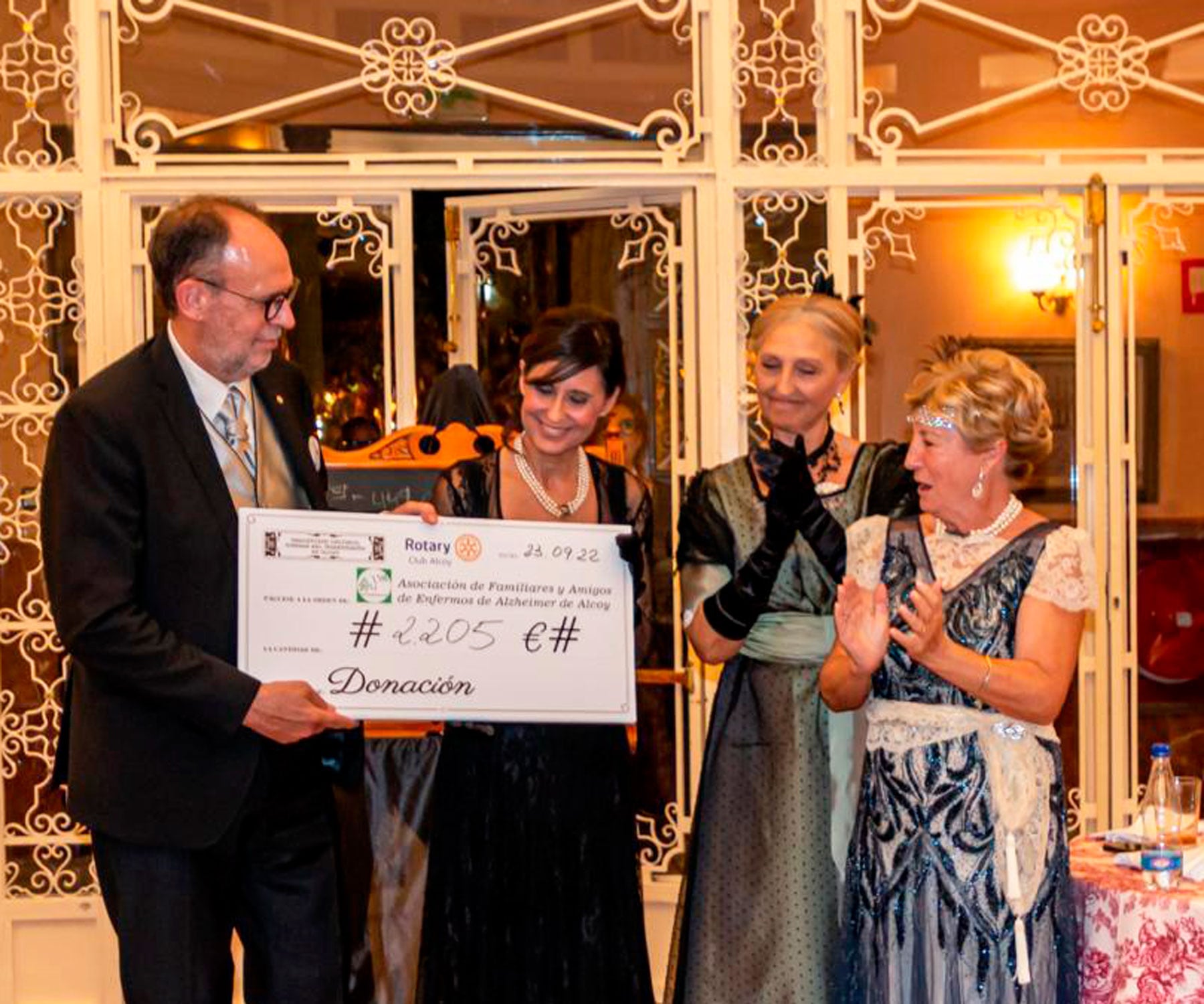 En la cena de gala solidaria dentro de las actividades de la Semana Modernista celebrada en el Circulo Industrial se recaudaron 2.205 euros para AFA Alcoy