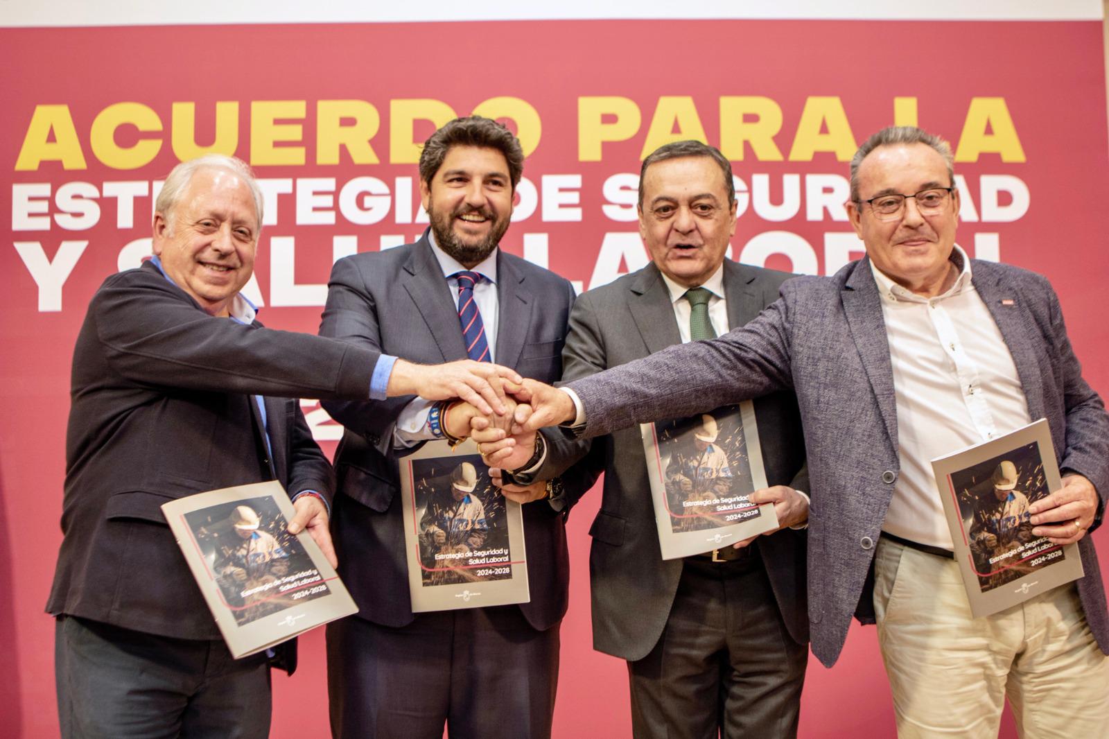 Acto de presentación en San Esteban de la nueva Estrategia de Seguridad y Salud Laboral 2024-2028 de la Comunidad. En la imagen, López Miras, junto a Jiménez, Albarracín y Navarro