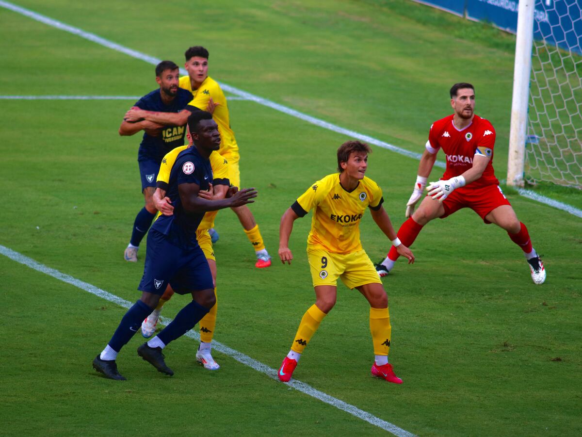 Slavy defiende una acción defensiva en el partido ante el UCAM Murcia. Foto: Hércules CF