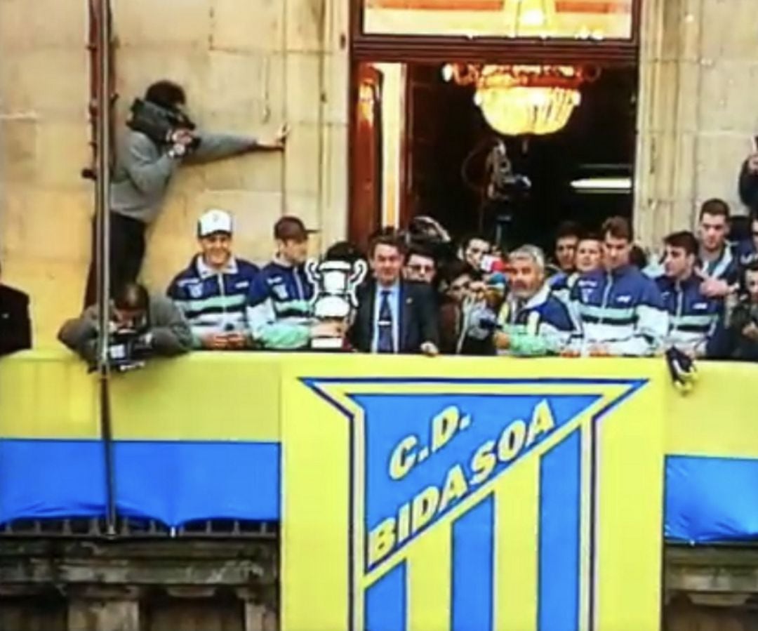 Jugadores, directivos y entrenadores celebran desde el balcón del ayuntamiento de Irún la copa de Europa