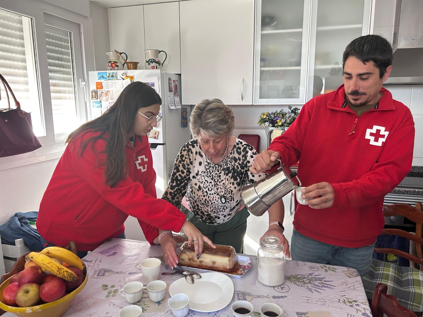 María Navarro con los voluntarios de Cruz Roja