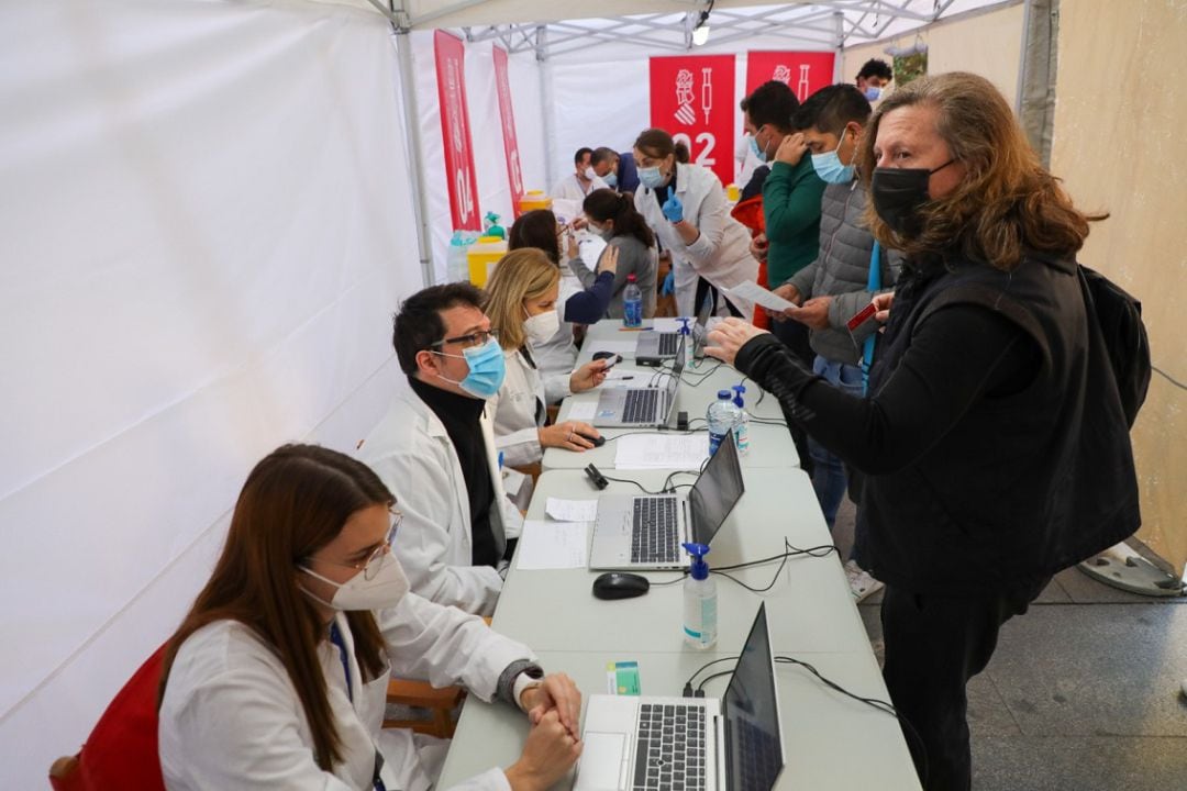 Sanitarios atendiendo a las personas que han acudido este fin de semana a uno de los puntos móviles para vacunarse sin cita en València