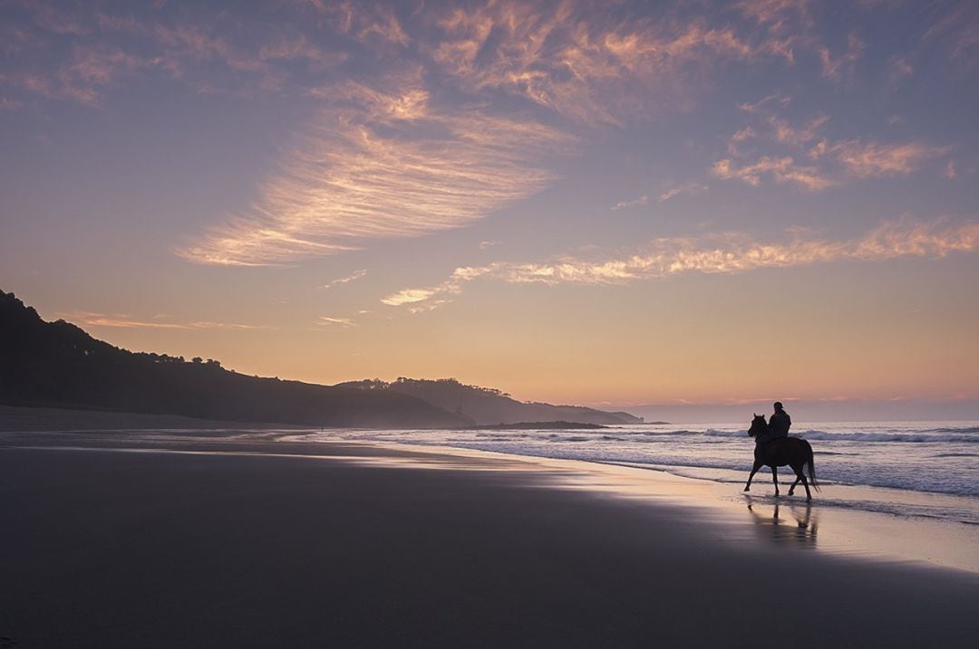 Atardecer en una de las playas de Navia.