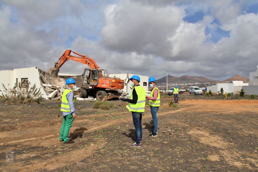 Concejales del Ayuntamiento de Tías en el solar donde se pretende ampliar el colegio.