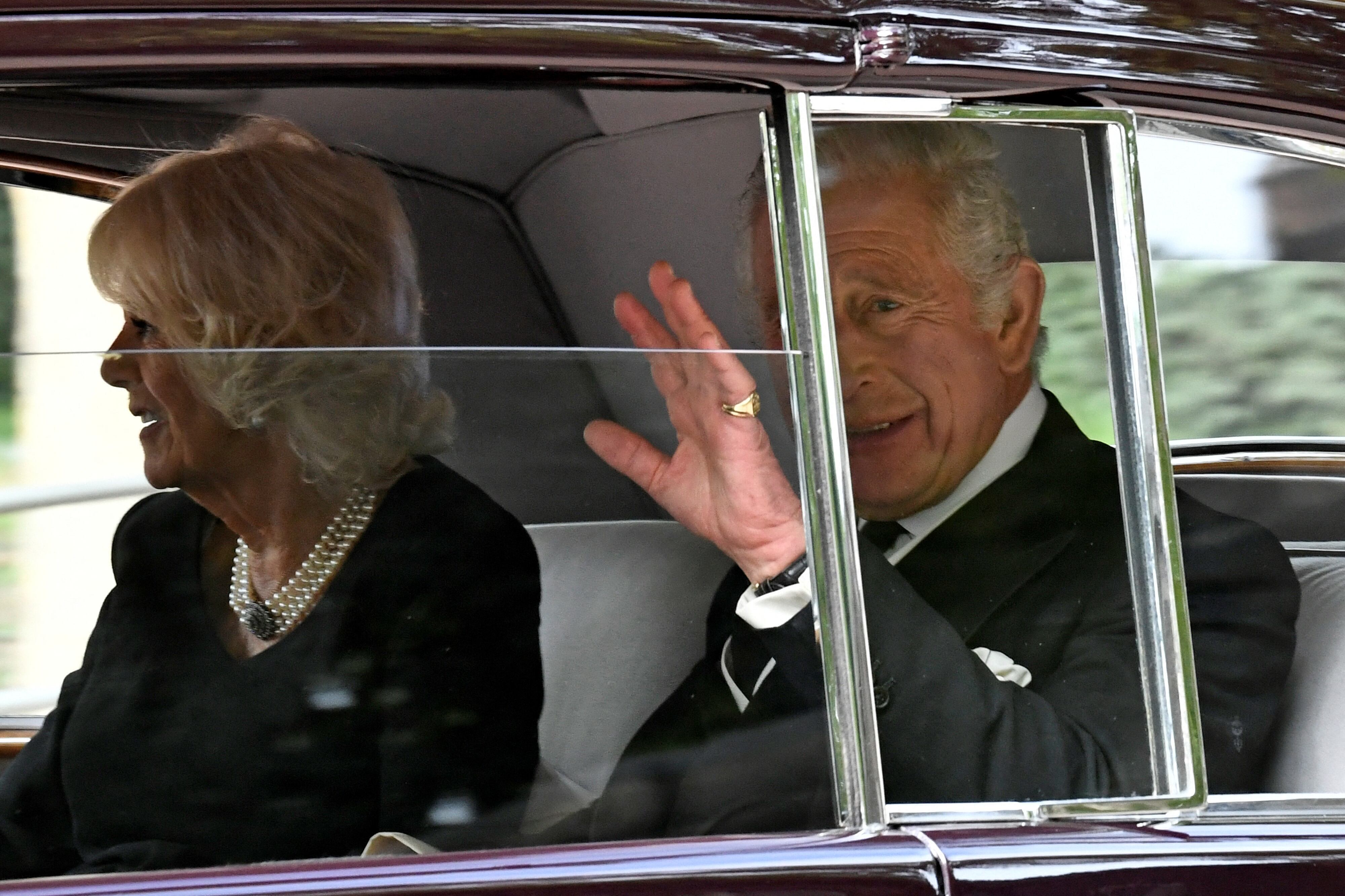 El rey Carlos III y la reina consorte Camilla saliendo de su residencia de Clarence House para rendir homenaje a Isabel II en un acto