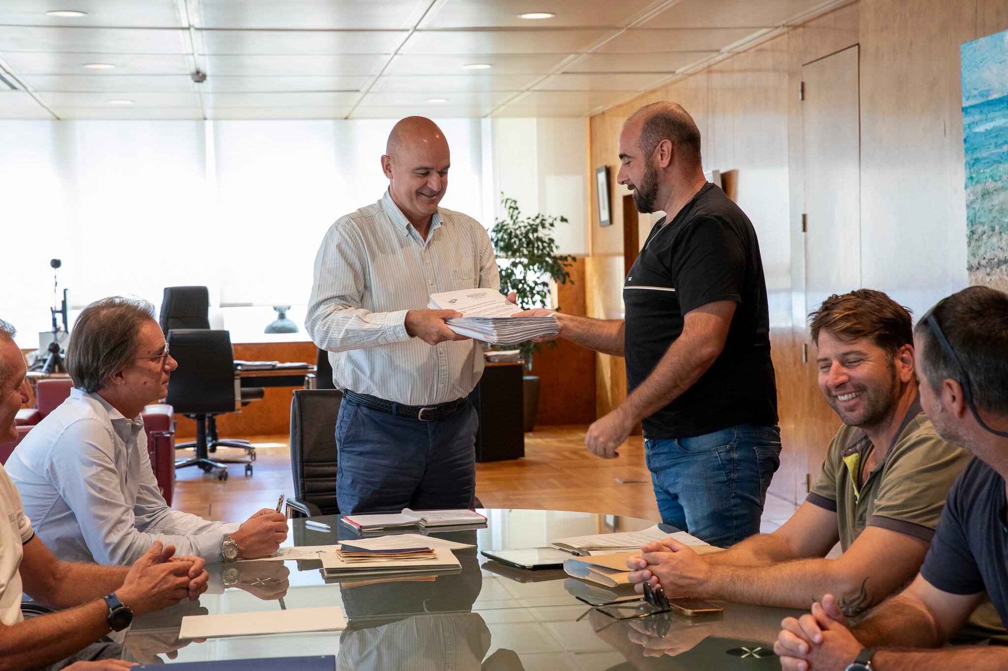 Entrega de las firmas al presidente insular