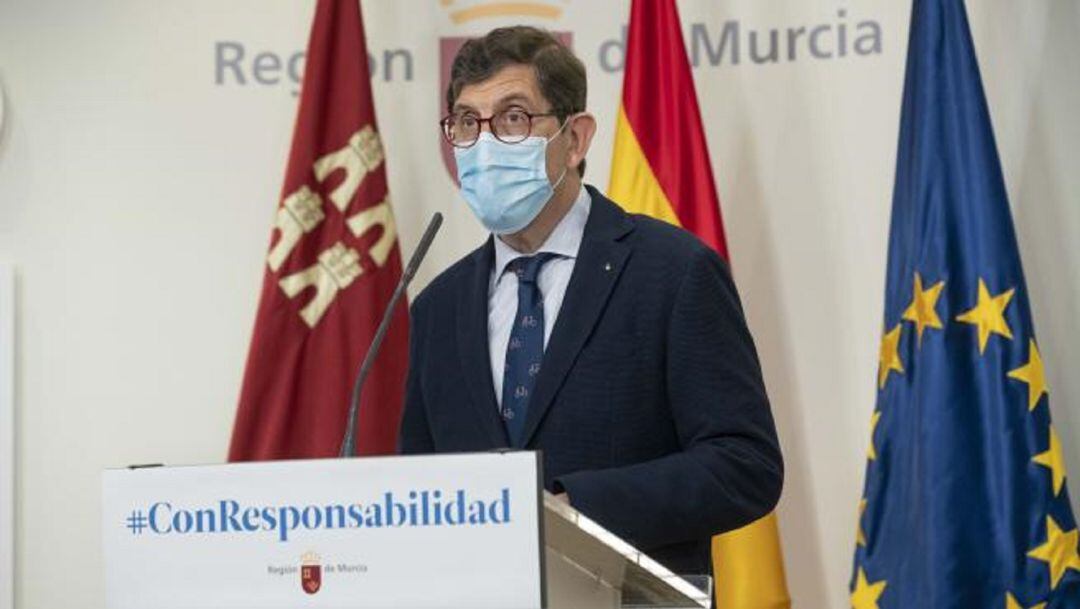 El consejero de Salud, Manuel Villegas, en la rueda de prensa