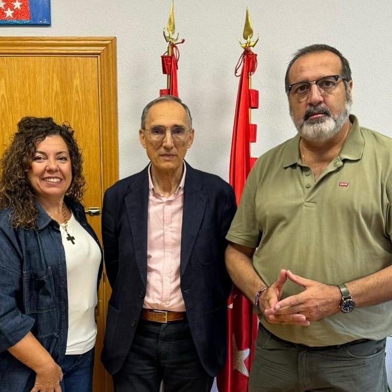 La concejala de Educación de Torrejón de Velasco, Rosa María Valera, el director de la DAT Sur, Enrique Gutiérrez, y el alcalde de Torrejón de Velasco, Esteban Bravo