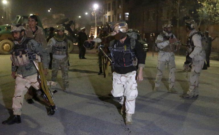 Miembros de la Unidas de Respuesta a Crisis del Ejército afgano llegando al lugar del ataque.