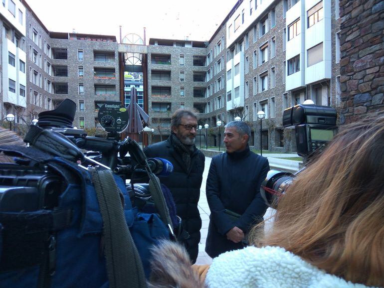 Un dels principals acusats del cas BPA i l'exaccionista majoritari del banc i testimoni essencial de la causa posen junts el primer dia del macrojudici que se celebra en una sala especialment habitlitada a Prada Casadet.