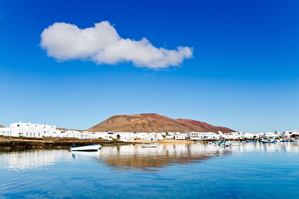 Panorámica de la isla de La Graciosa desde el mar.