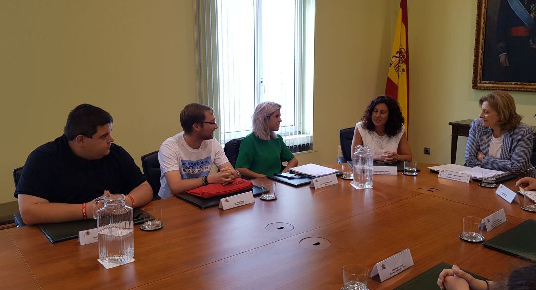 La delegada del Gobierno, Delia Losa se reúne con representantes del Conseyu de la Mocedá d&#039;Asturies con motivo de la celebración del Día Internacional de la Juventud.