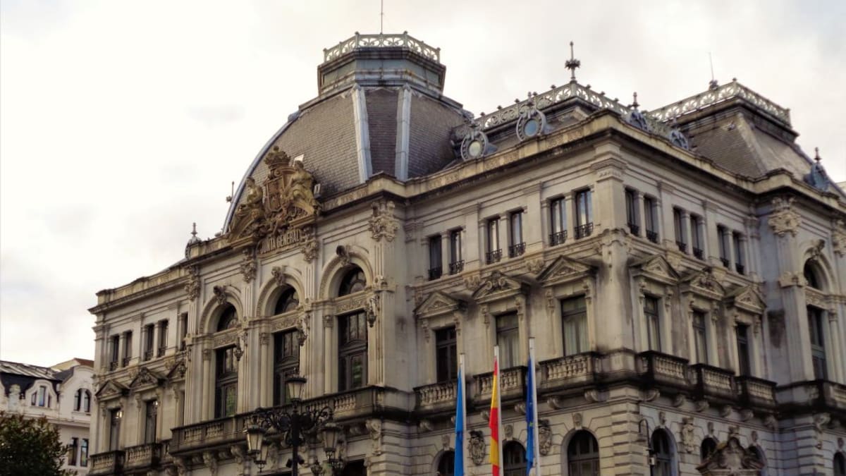 Debate sobre la modificación de la ley de Honores y Distinciones de Asturias