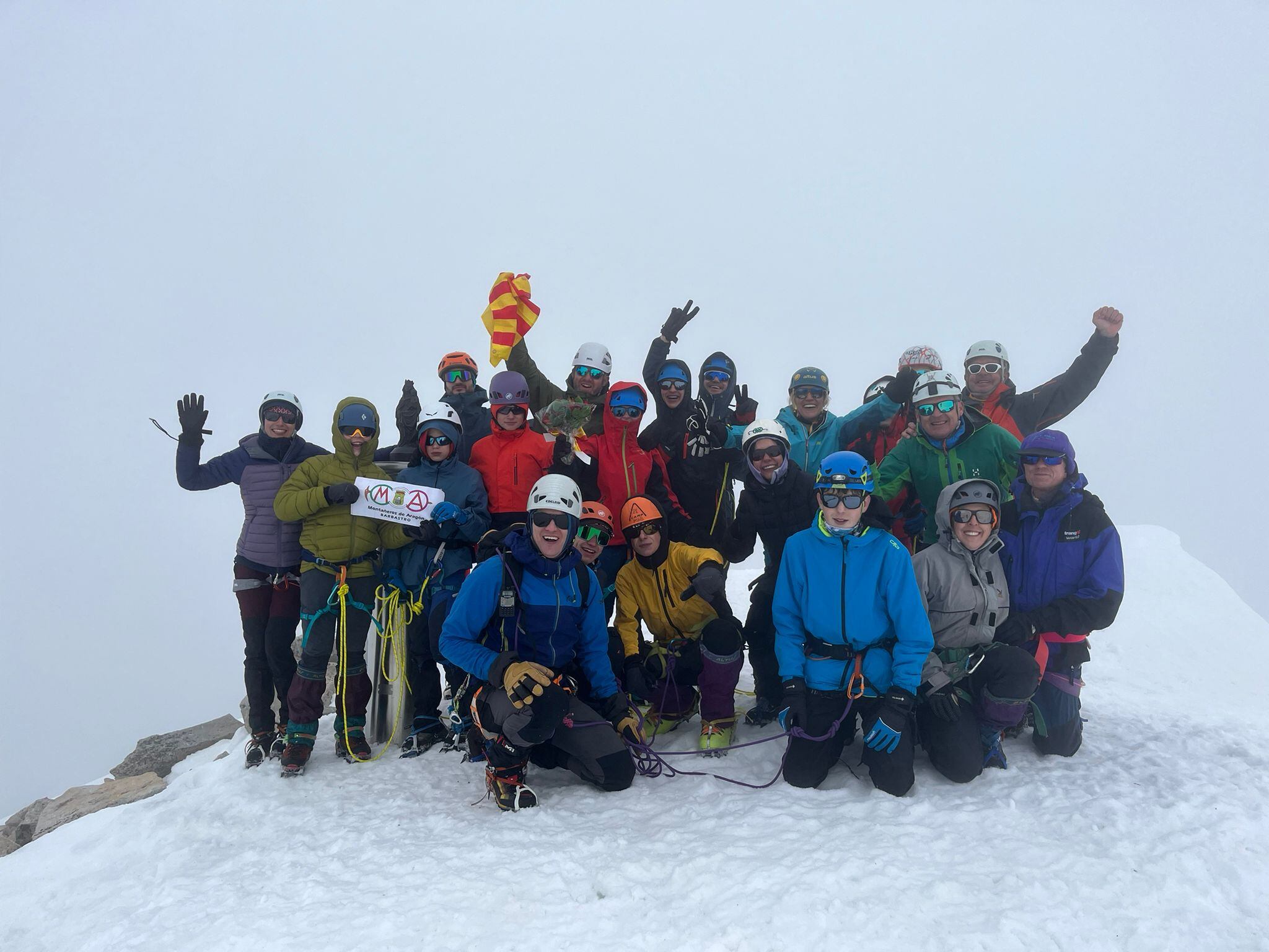El grupo de veinte montañeros en la cima del Aneto. Foto: Montañeros de Aragón de Barbastro