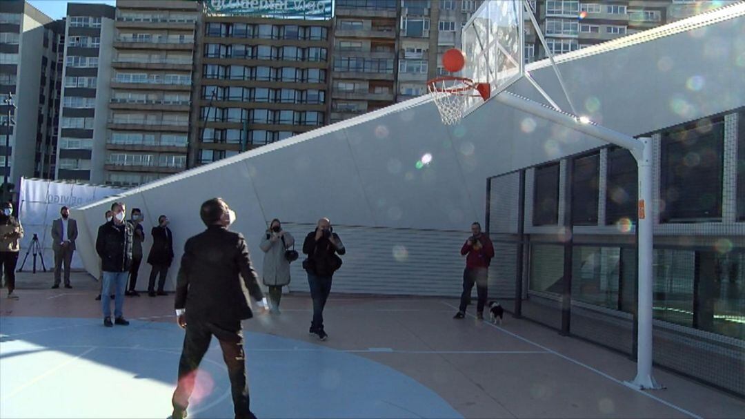 El alcalde Abel Caballero tira a canasta en la pista de basket