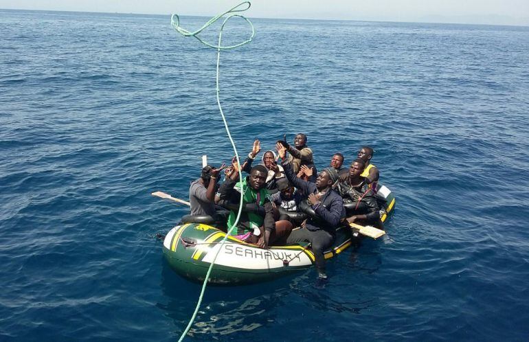 Patera con inmigrantes en el Estrecho.