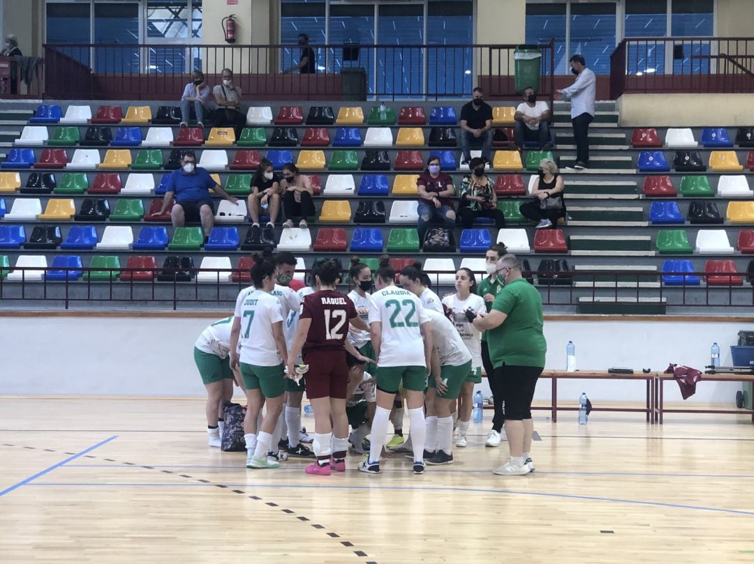 Las jugadoras del Joventut durante un partido en el Pabellón Esperanza Lag