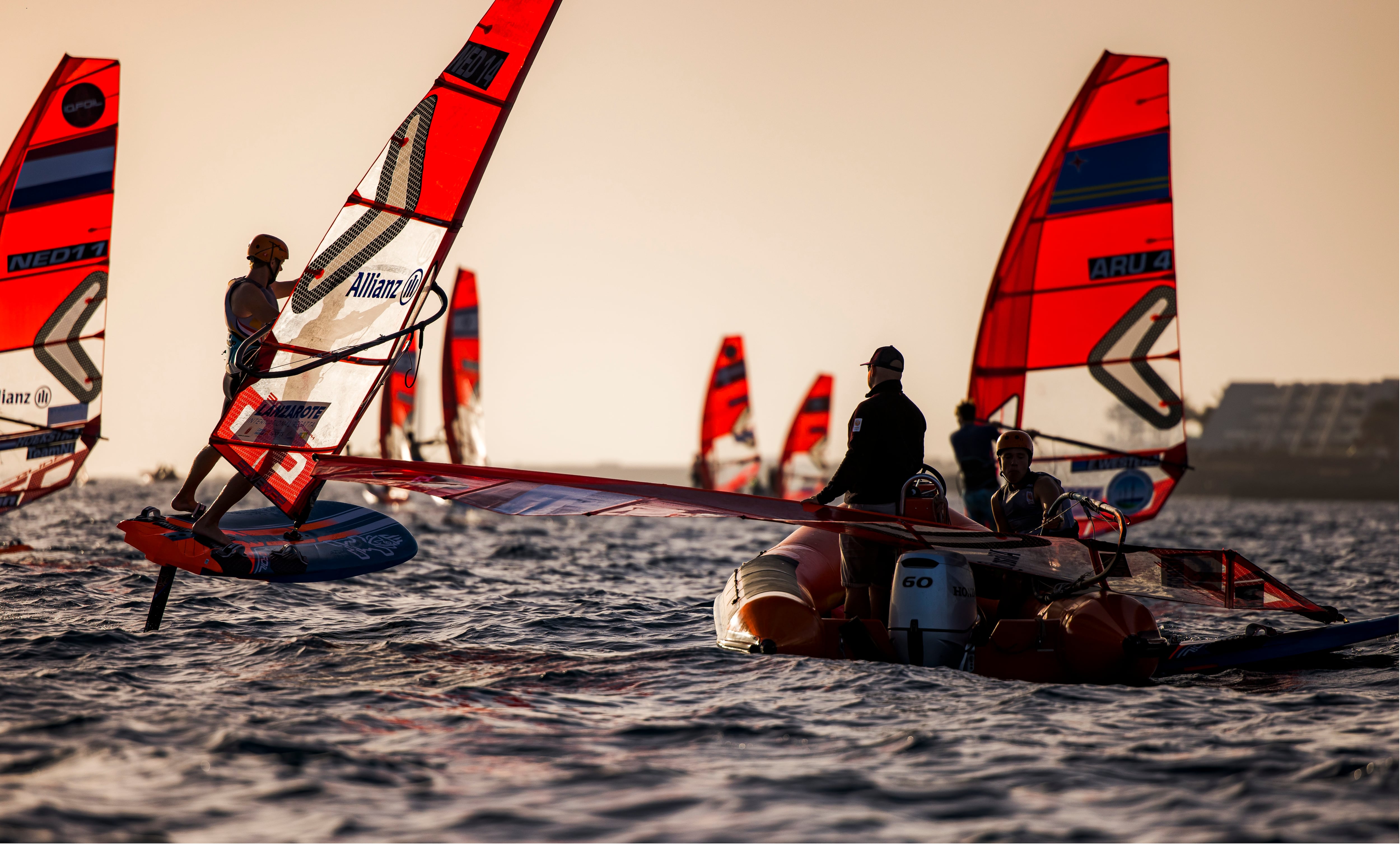 Entrenamiento de los participantes en la modalidad iQFoil en Lanzarote.