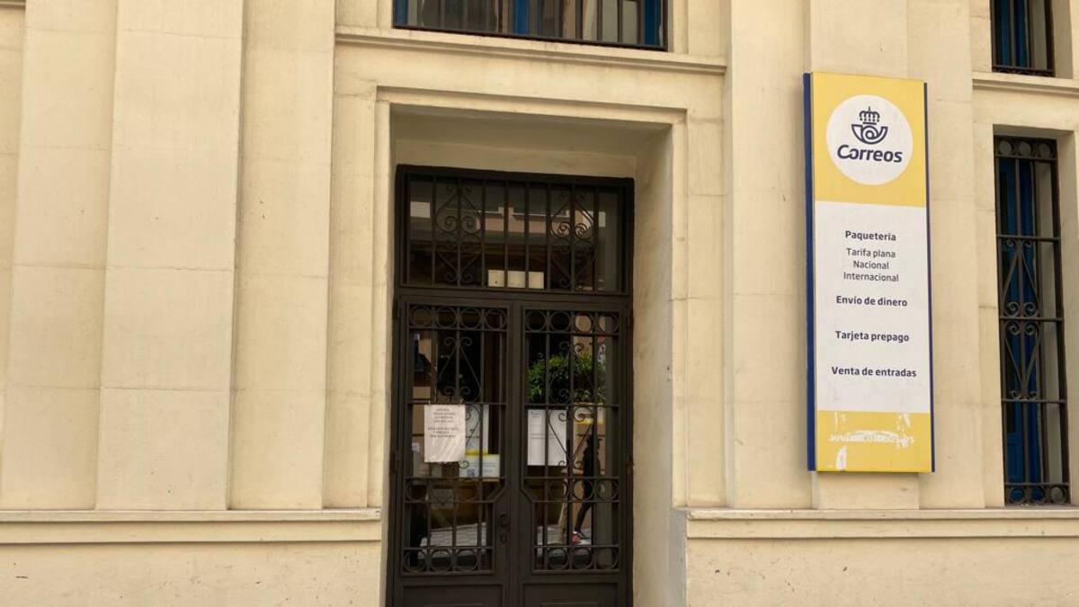 Las colas para las gestiones en correos de Algeciras