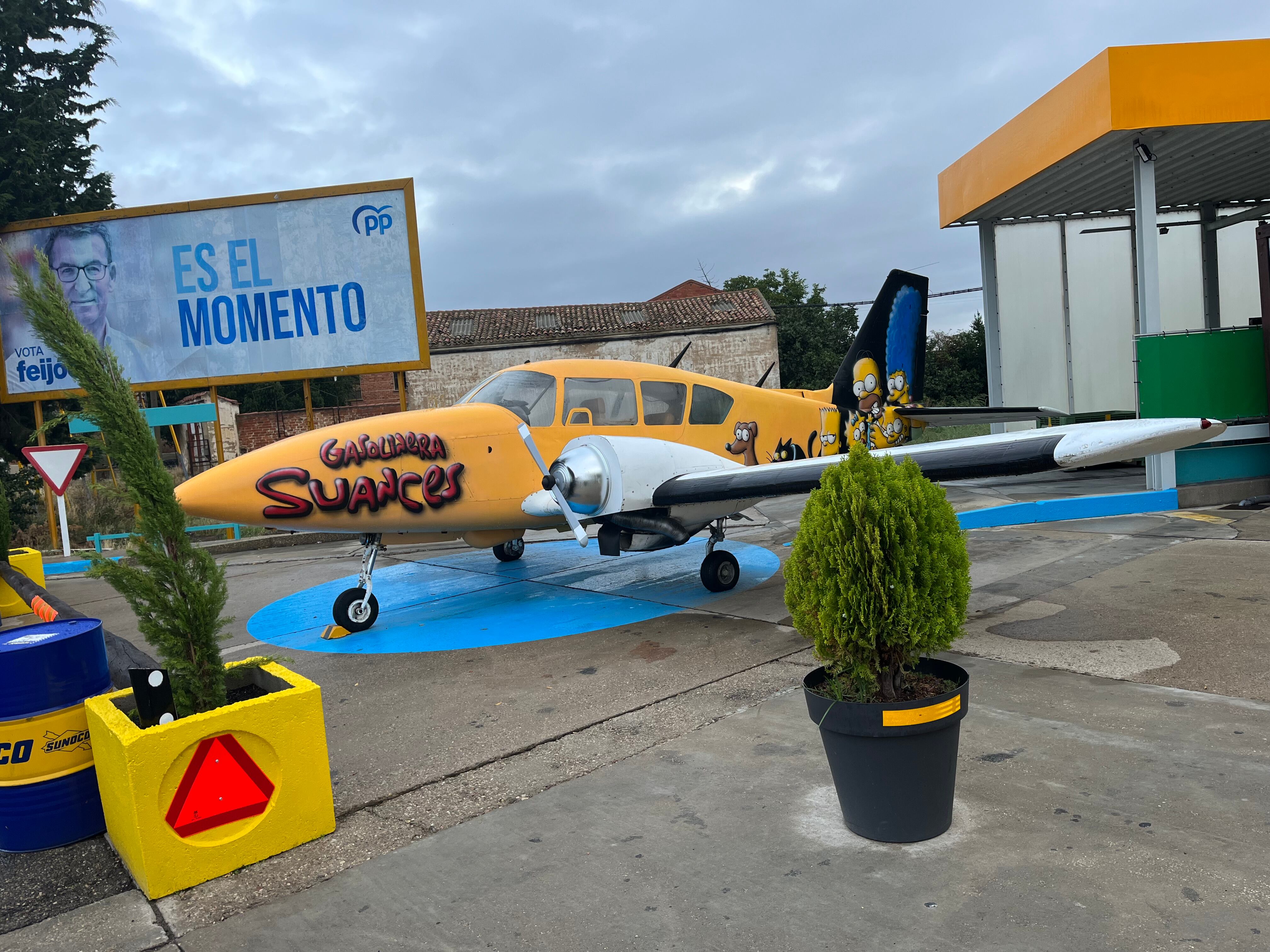 Avioneta que se puede ver en la gasolinera