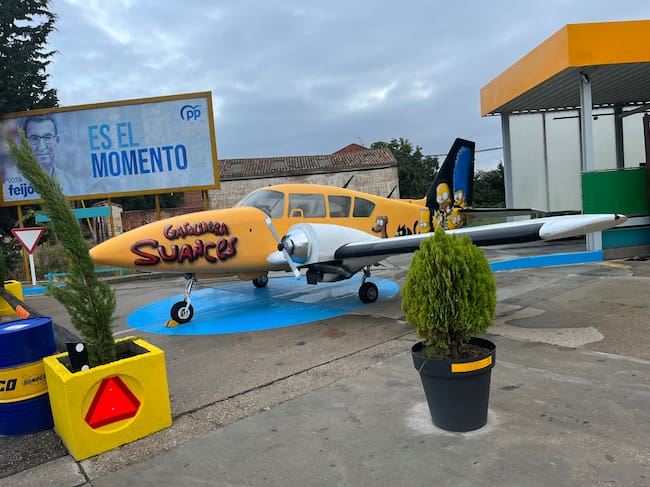 Avioneta que se puede ver en la gasolinera