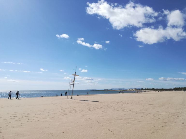 Playa de Pinedo sin vigilancia (archivo)