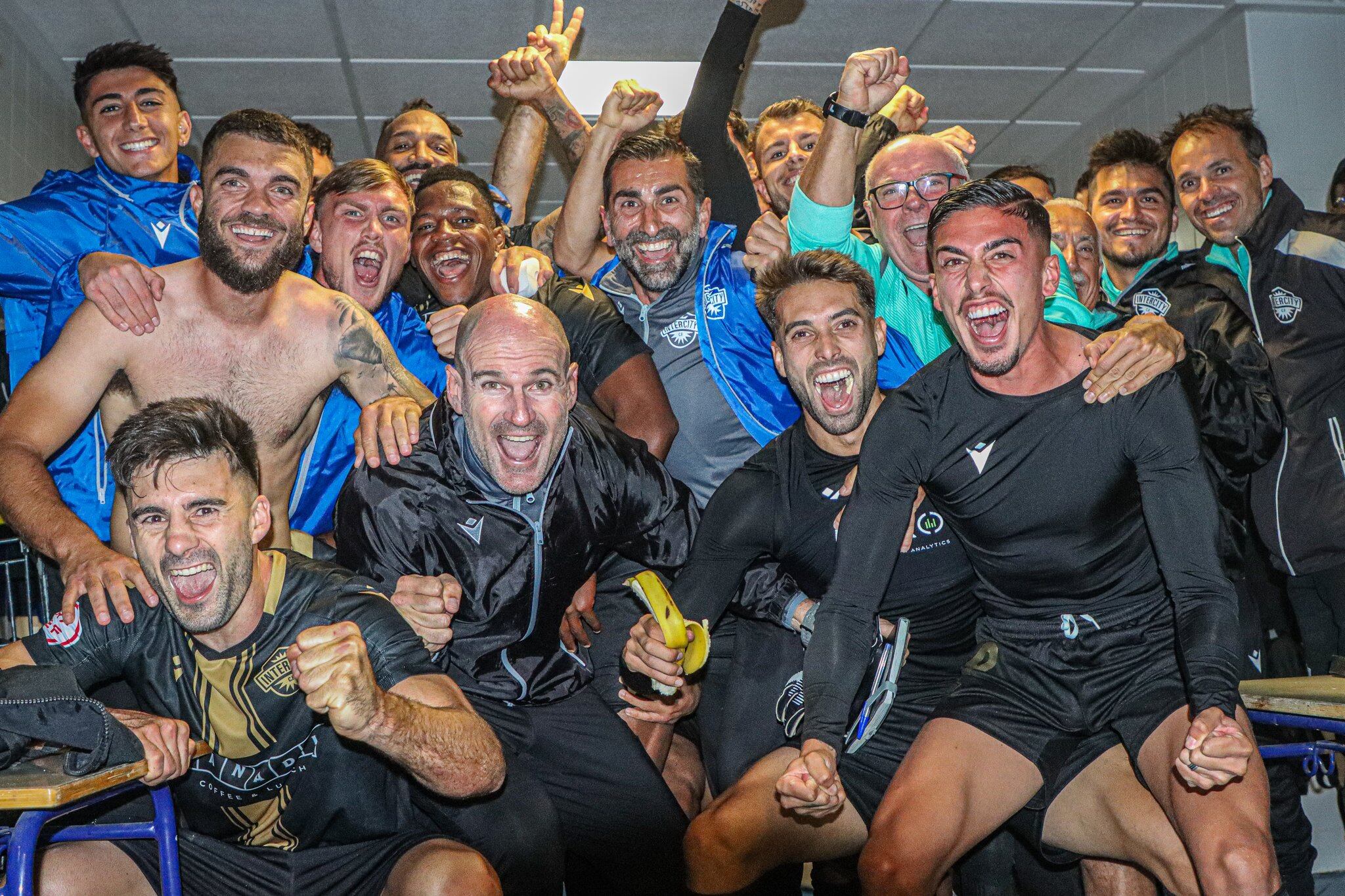 Los jugadores del Intercity celebran la victoria y la permanencia en Primera RFEF