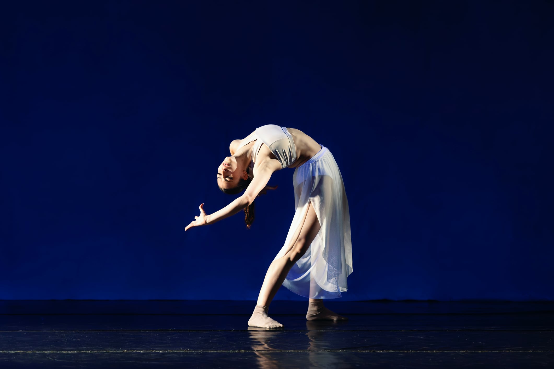 Una joven durante un espectáculo de Danza Contemporánea.