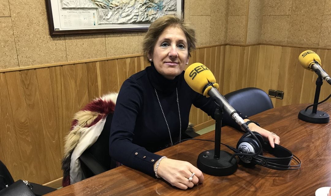 María Jesús Gómez del Moral en los estudios de SER Cuenca.