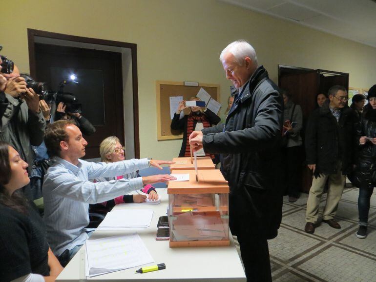 El candidato del PP por Zaragoza, Eloy Suárez, depositando su voto