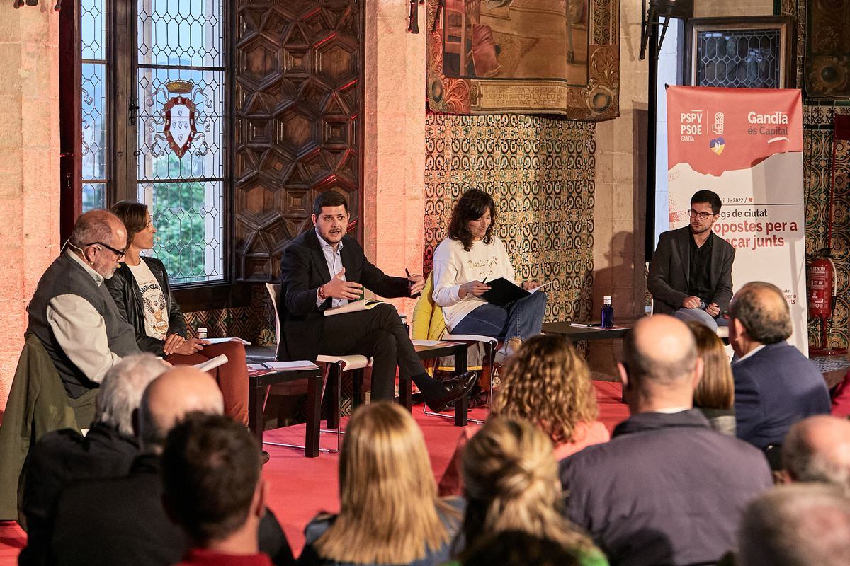 José Manuel Prieto rodeado de expertos