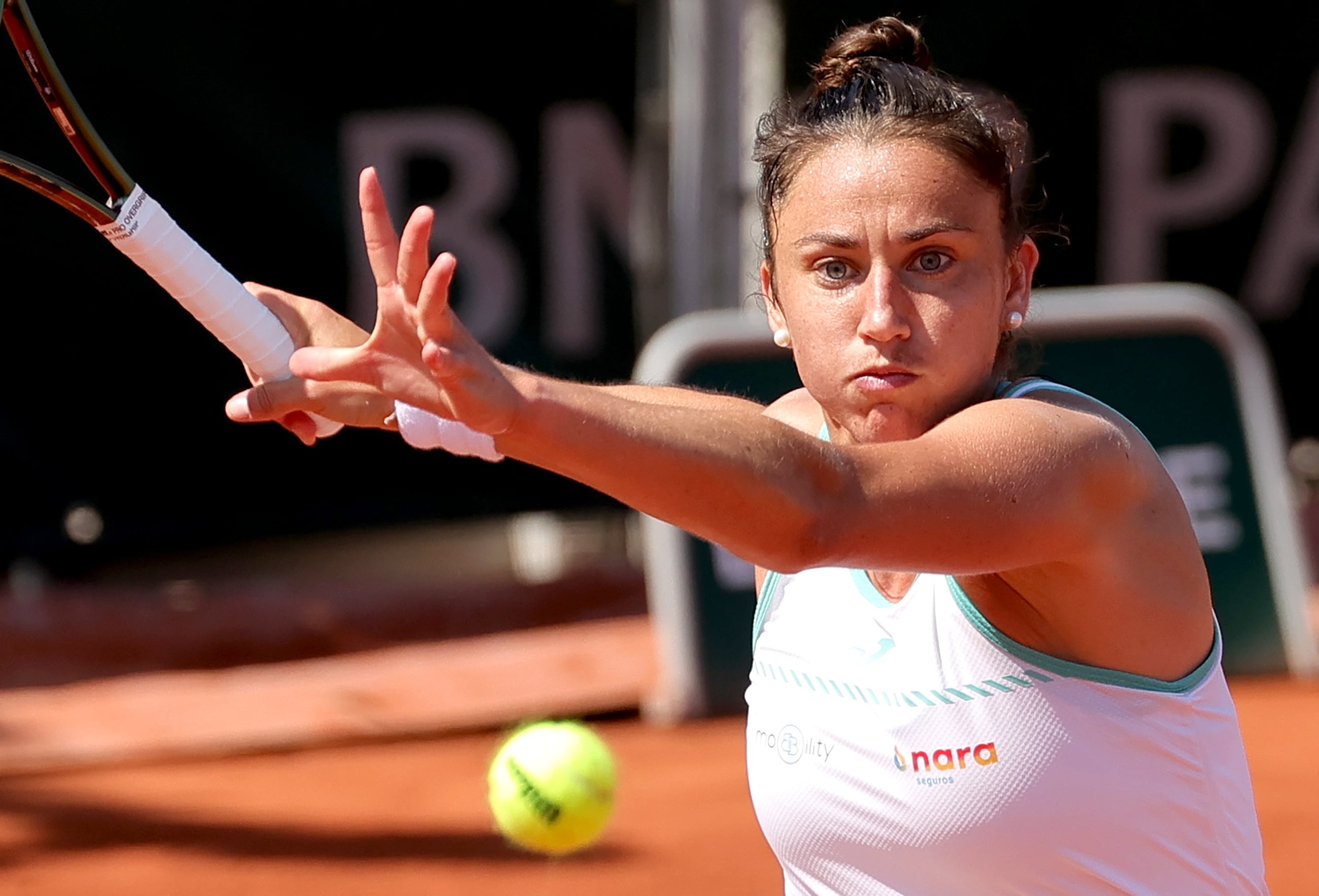 Paris (France), 01/06/2023.- Sara Sorribes Tormo of Spain eyes the ball in the Women&#039;s Singles 2nd Round match against Petra Martic of Croatia during the French Open Grand Slam tennis tournament at Roland Garros in Paris, France, 01 June 2023. (Tenis, Abierto, Croacia, Francia, España) EFE/EPA/TERESA SUAREZ
