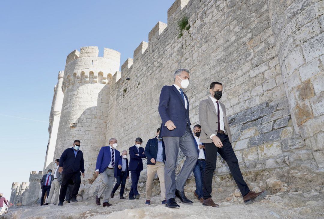 El presidente de la Diputación de Valladolid, Conrado Íscar (d) durante su visita a la fortaleza peñafielense.