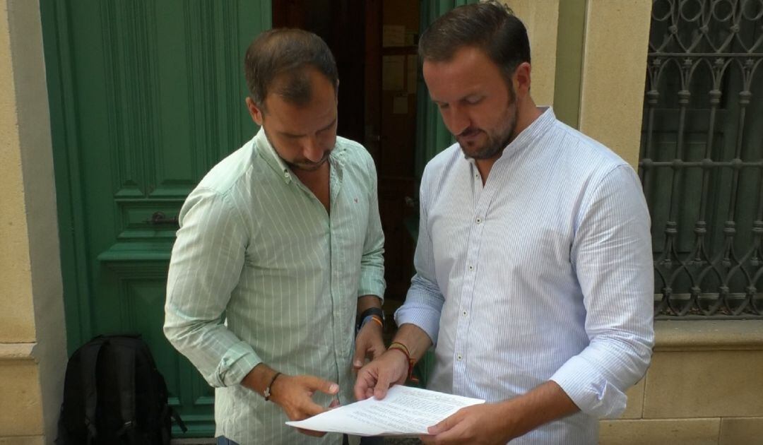 Pablo Ruz y José Navarro con el informe recibido del Síndic de Greuges