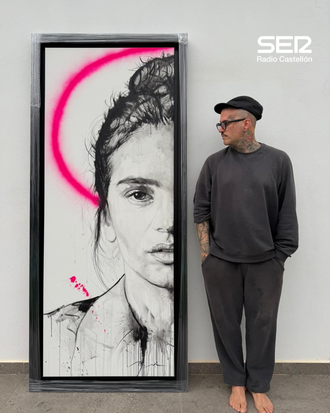 El artista Maseda junto al retrato de Rosalía