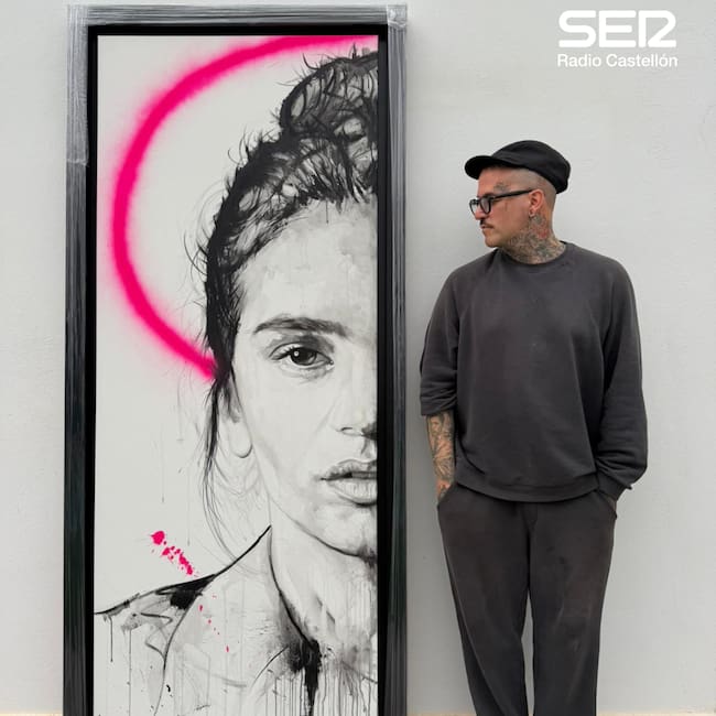 El artista Maseda junto al retrato de Rosalía