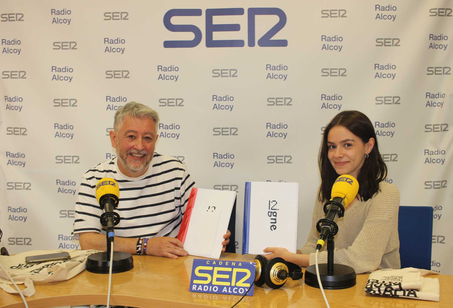 Rafa Calbo i Mar Sanchis amb dos exemplars de la revista, en l'estudi central de Radio Alcoy